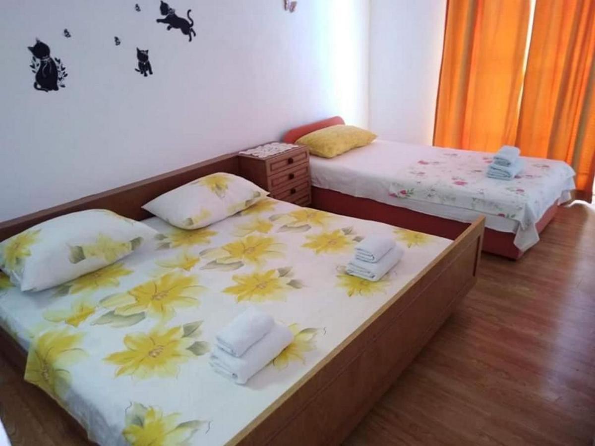 Apartments Miocic Ražanac Eksteriør billede