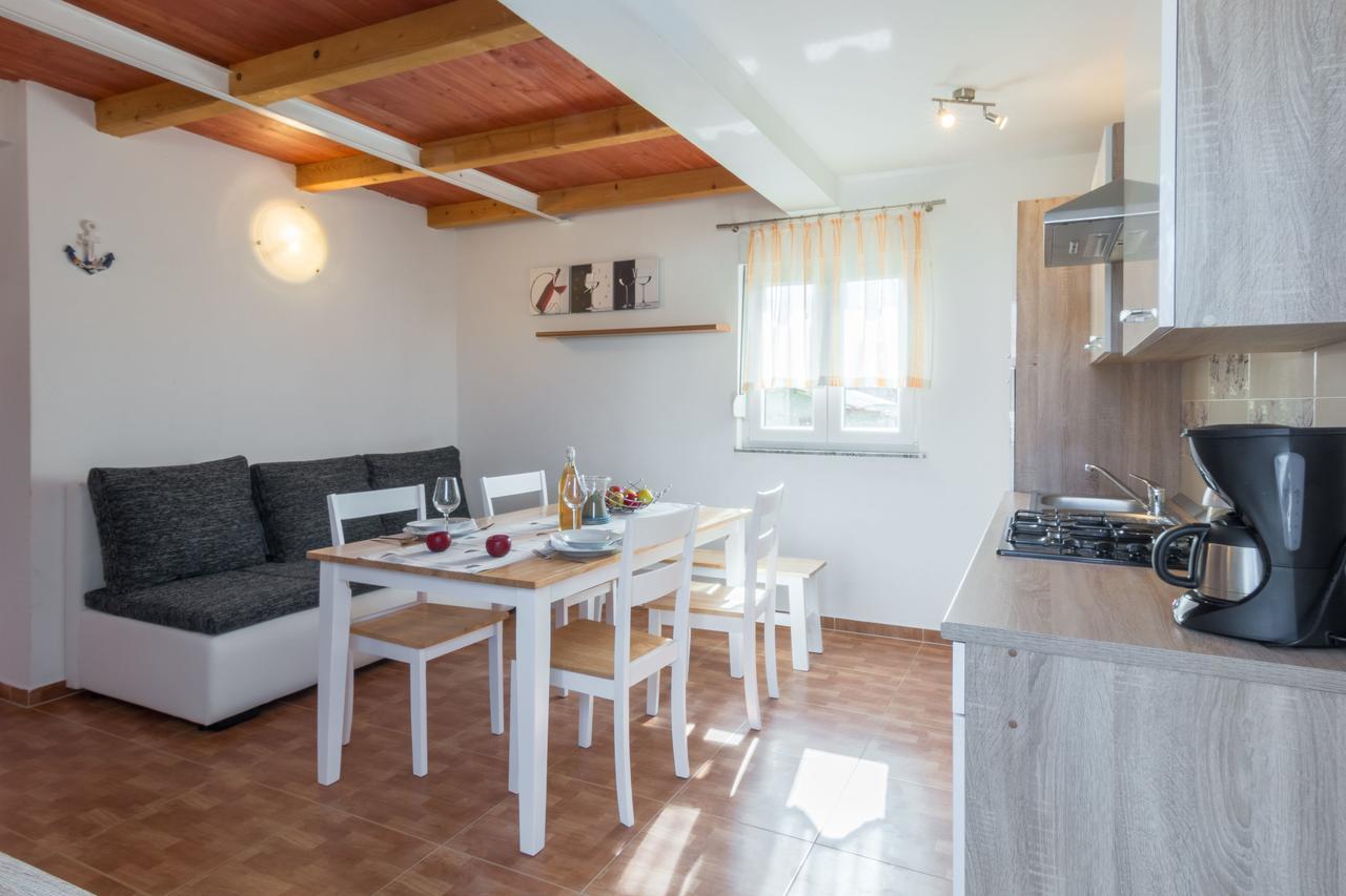 Apartments Miocic Ražanac Eksteriør billede