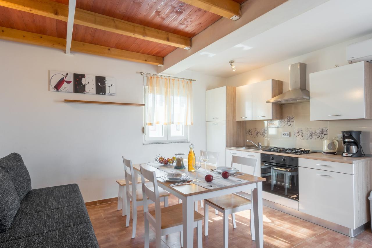 Apartments Miocic Ražanac Eksteriør billede