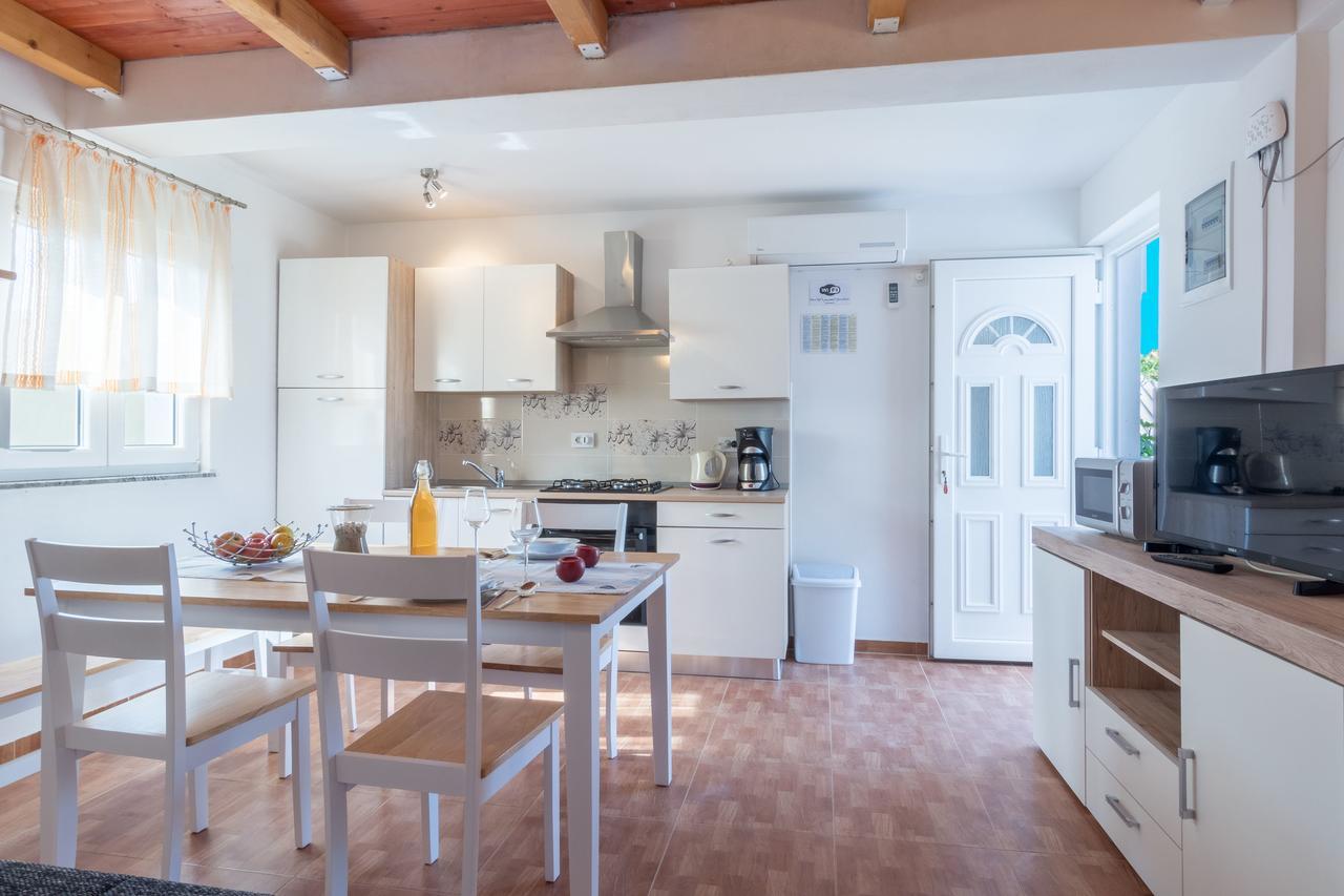 Apartments Miocic Ražanac Eksteriør billede